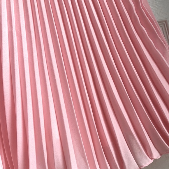 High Waisted Pleated Skirt - Picture 4 of 6